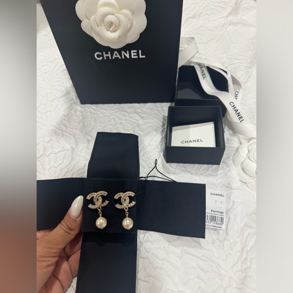 Chanel
CC earrings
worn only once
Gold, Metal - Picture 2 of 8